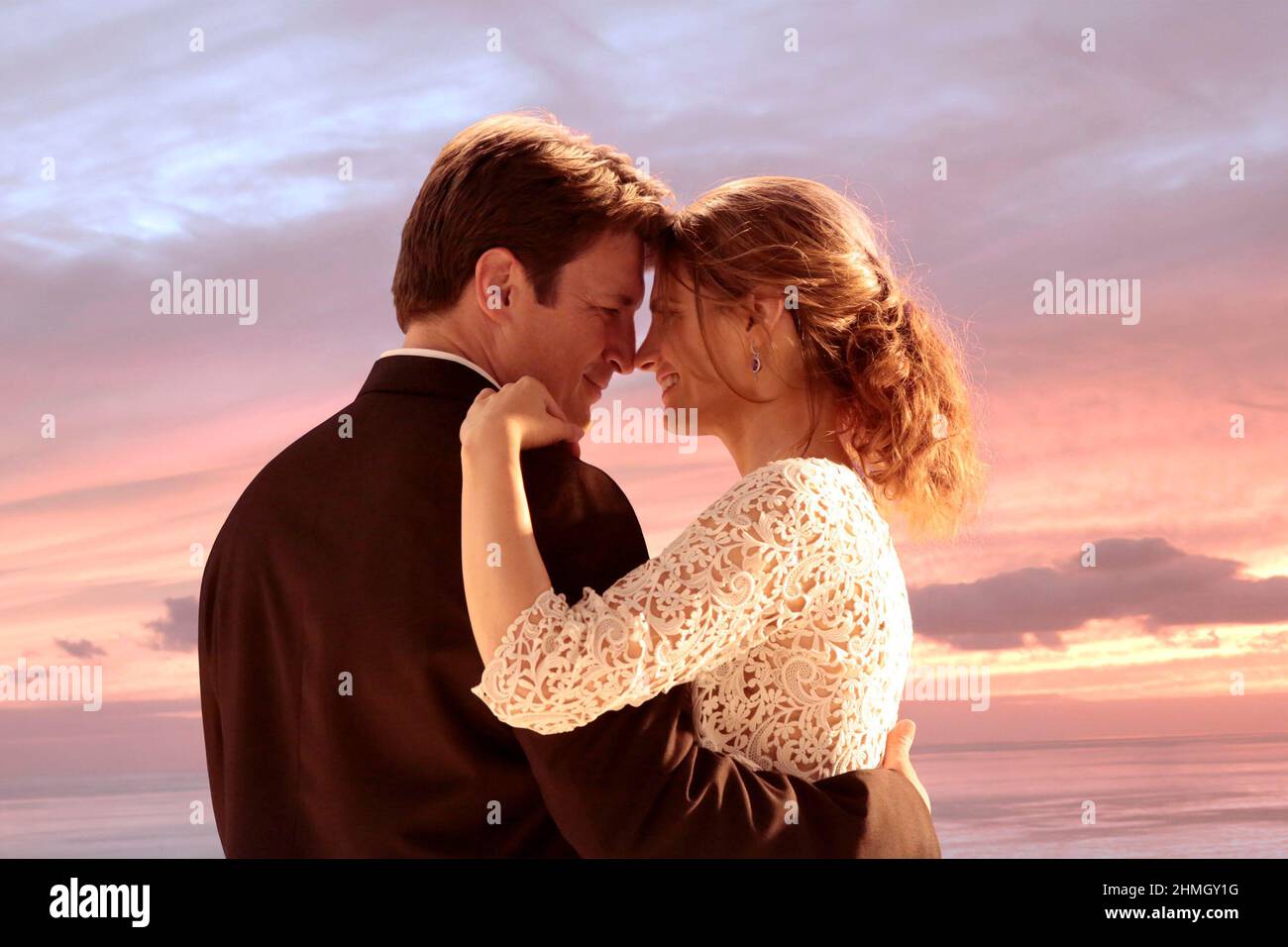 NATHAN FILLION and STANA KATIC in CASTLE (2009), directed by ROB BOWMAN and BRYAN SPICER. Credit: Beacon Pictures / Album Stock Photo