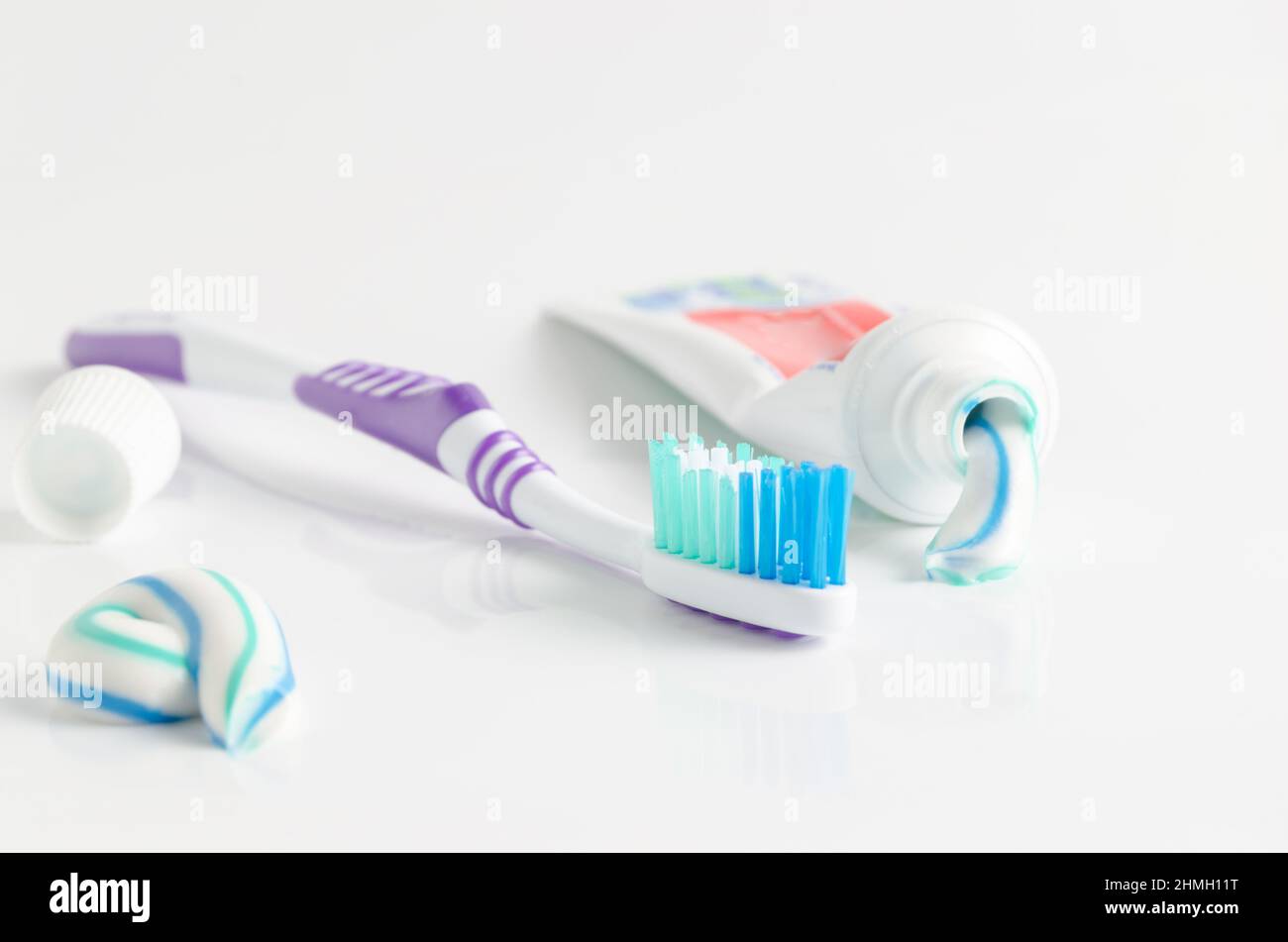 Зубная щетка и паста на белом фоне. День рождения тюбика для зубной пасты. В 5 коробках 30 тюбиков с зубной. White plan в тюбике что это такое. В 5 коробках 30 тюбиков с зубной.