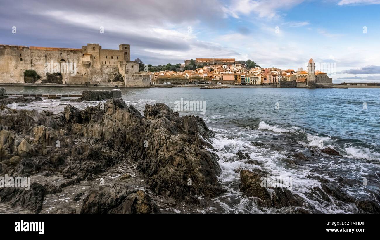 Ansa de la Baleta in Collioure. The church of Notre Dame des Anges was built in the southern Gothic style at the end of the 17th century and the Château Royal de Collioure.Monument historique. Stock Photo