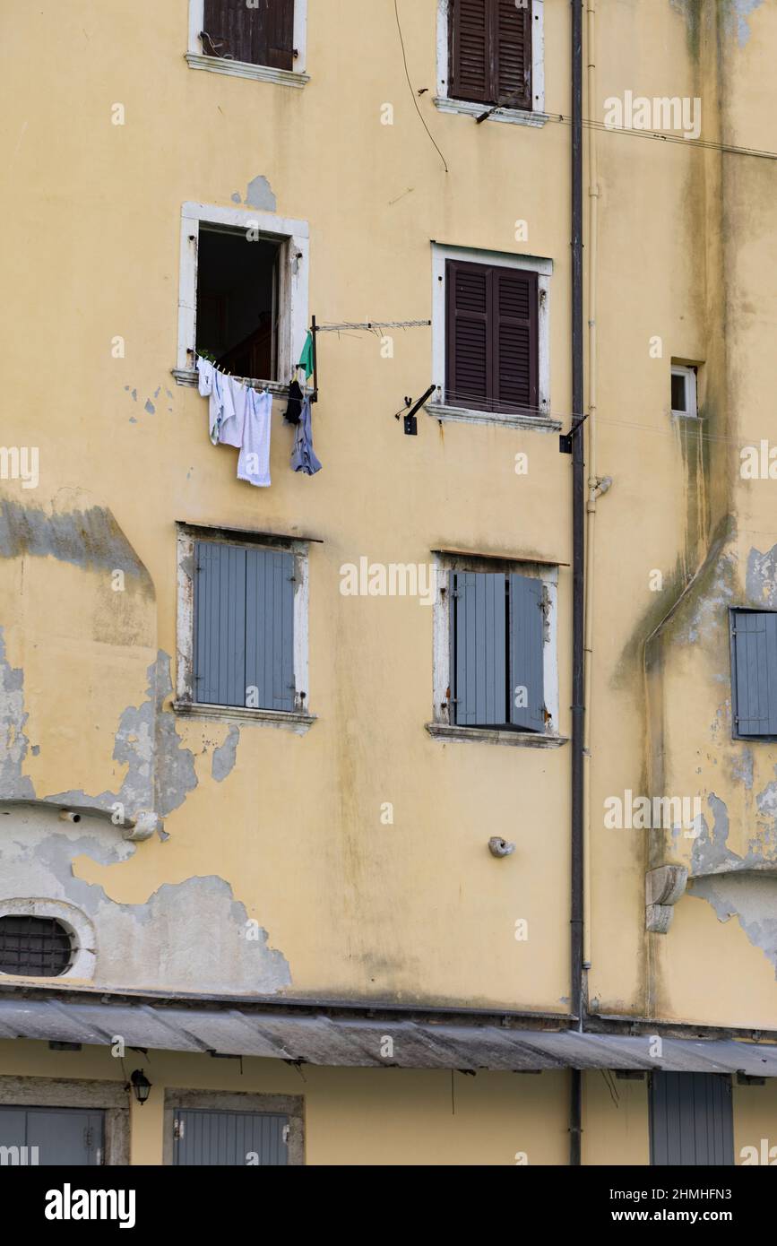 Run Down House Facade In The Old Town Of Rovinj Hi res Stock 
