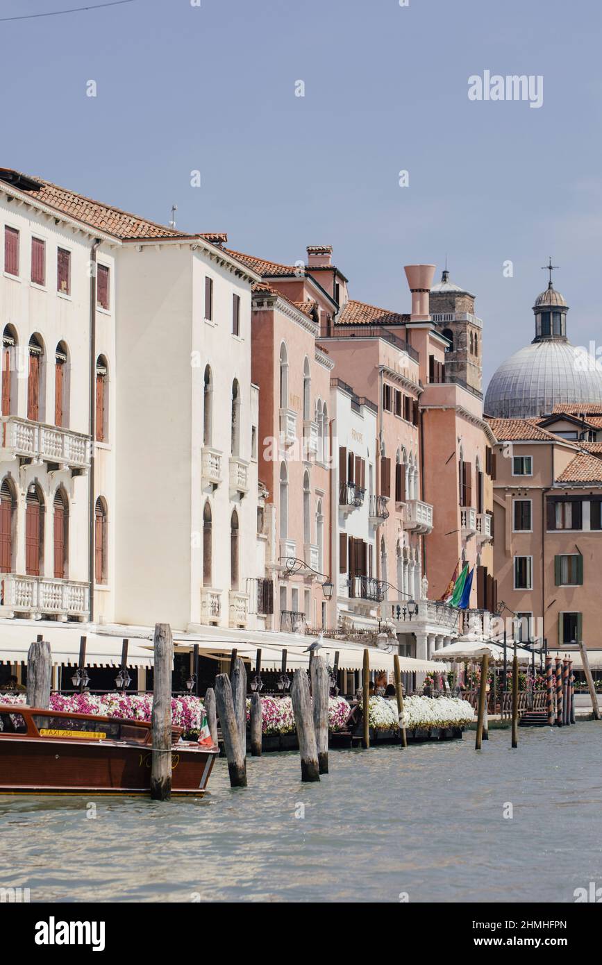 Chic row of houses on the grand canal in venice hires stock photography and images Alamy