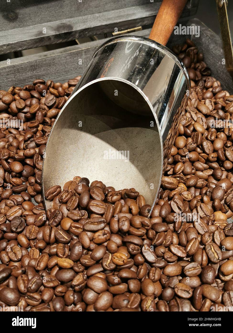 Kaffeebohnen nach der Röstung. Die Organisation Foodwatch kritisiert den Verbrauch von Kaffee in Form von Kaffeekapseln immer wieder als riesige Resso Stock Photo