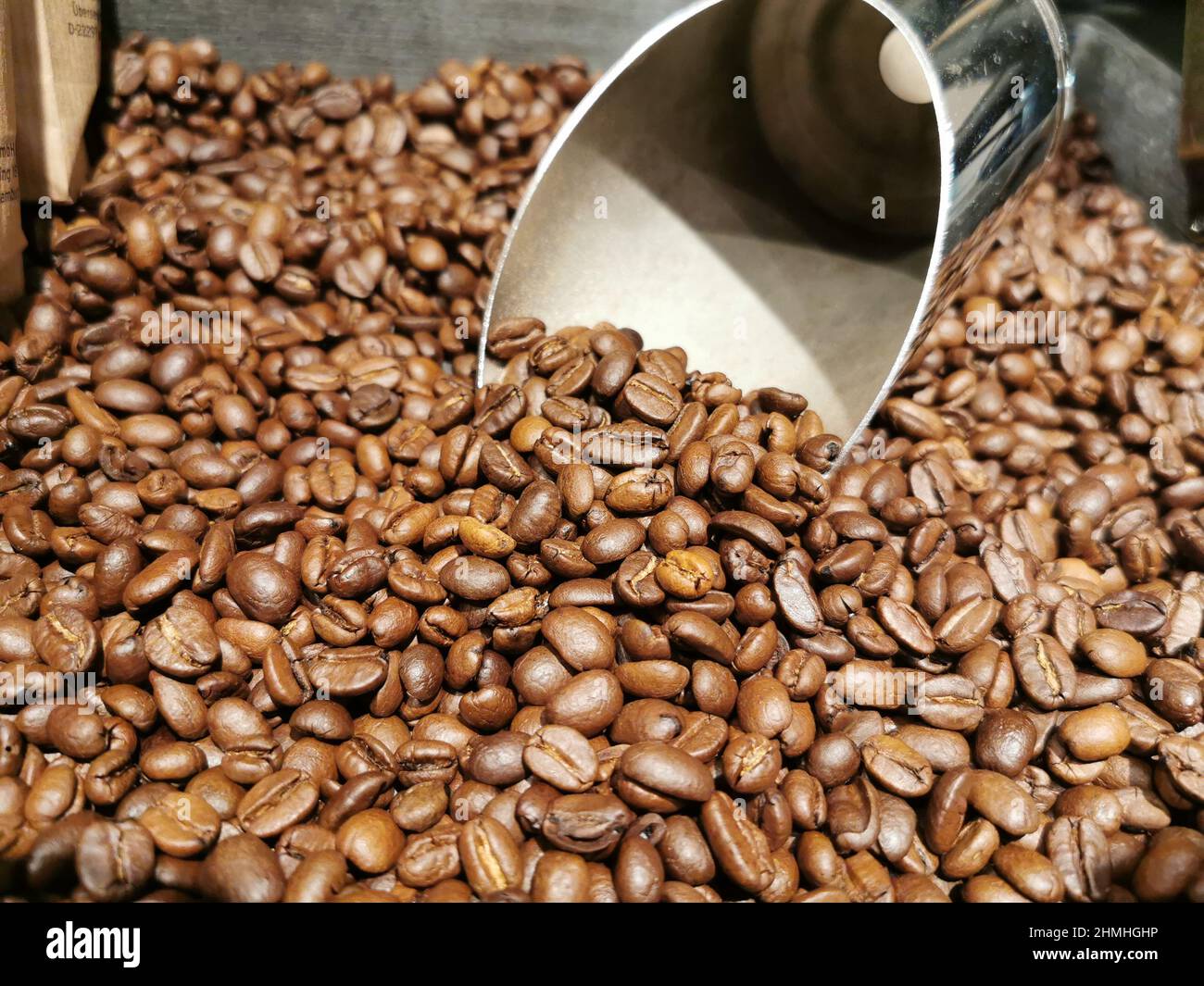 Kaffeebohnen nach der Röstung. Die Organisation Foodwatch kritisiert den Verbrauch von Kaffee in Form von Kaffeekapseln immer wieder als riesige Resso Stock Photo