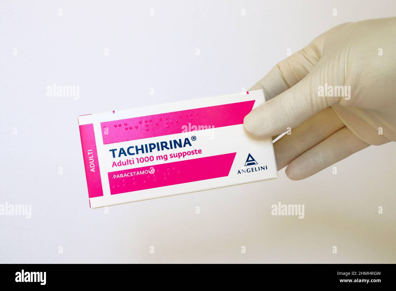 TACHIPIRINA 1000 mg suppositories. Tachipirina contains paracetamol,  medication used to treat fever and pain. Manufactured by Angelini Pharma,  Italy Stock Photo - Alamy