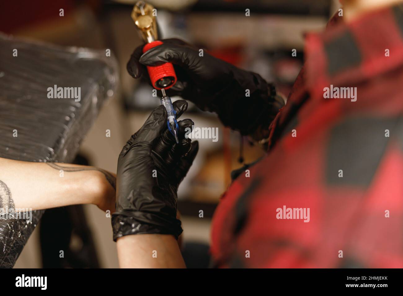 Close up of tattoo artist hand holding tattoo machine Stock Photo Alamy