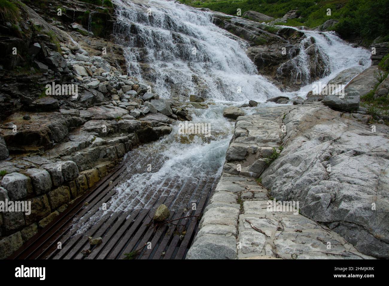 Ein Bach im Berner Oberland verschwindet in einer Wasserfassung zur Stromproduktion Stock Photo