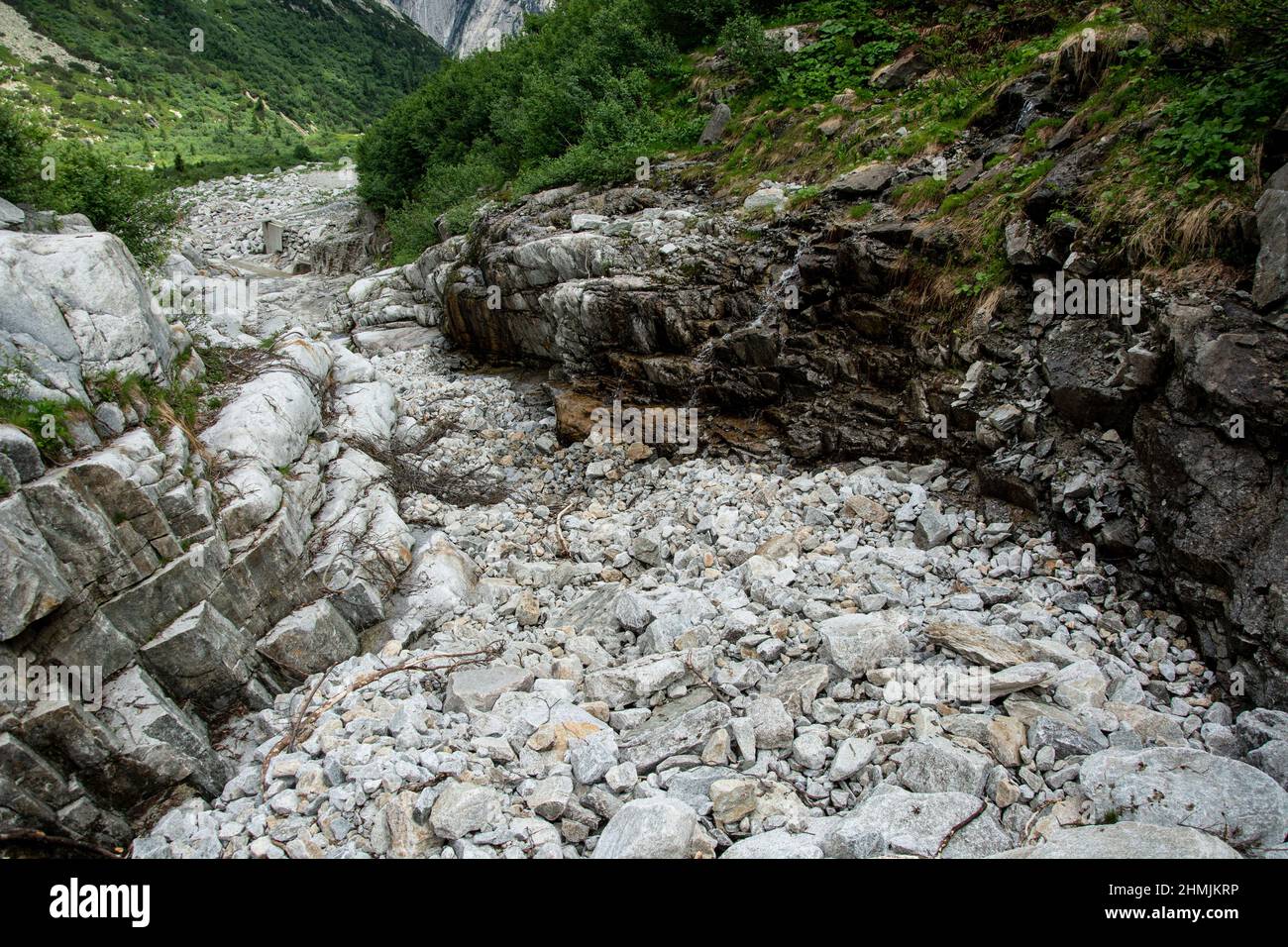 Ein Bach im Berner Oberland verschwindet in einer Wasserfassung zur Stromproduktion Stock Photo