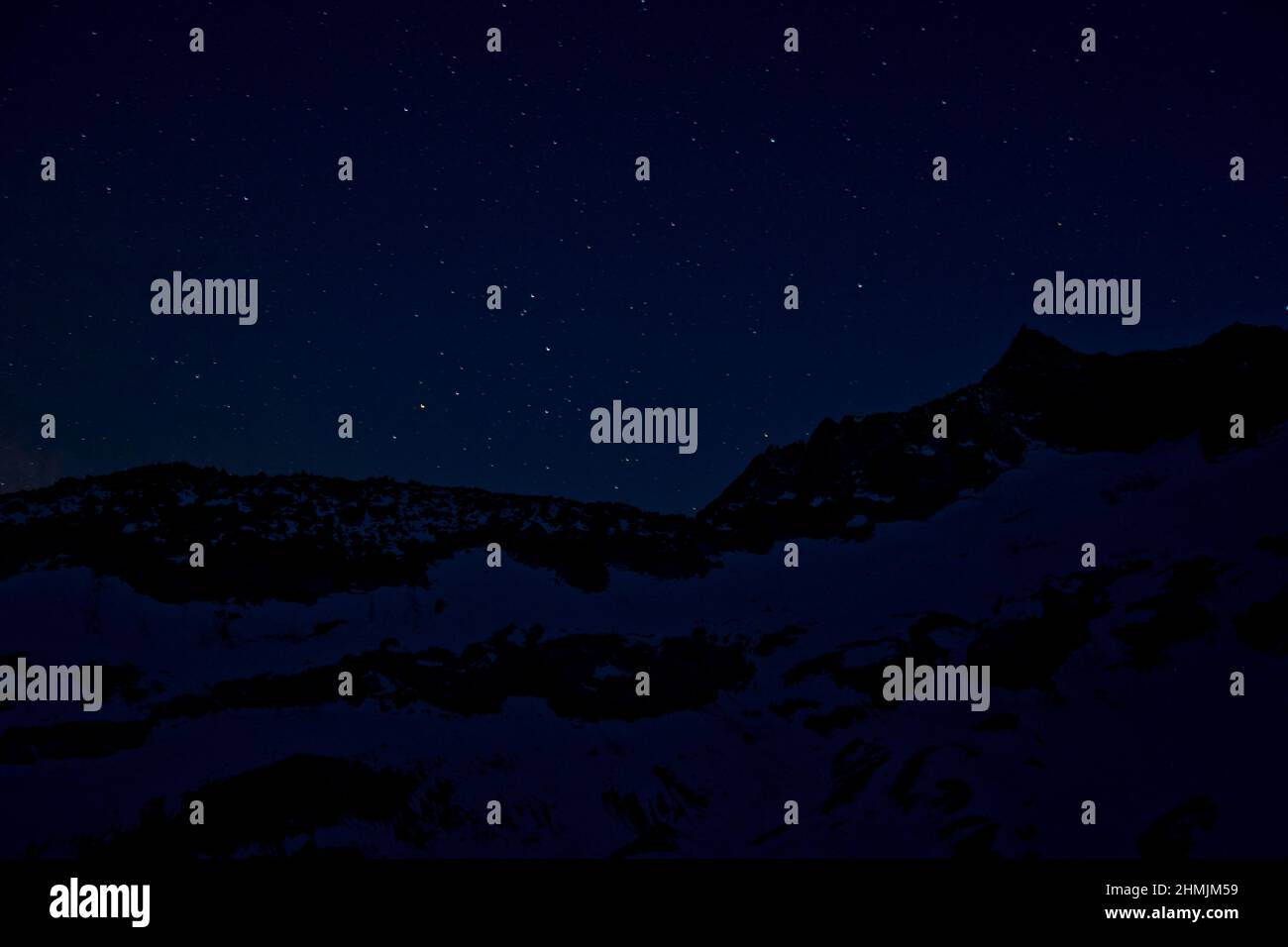 Imposanter und ungetrübter Sternenhimmel bei der Gruebenhütte im Berner Oberland Stock Photo