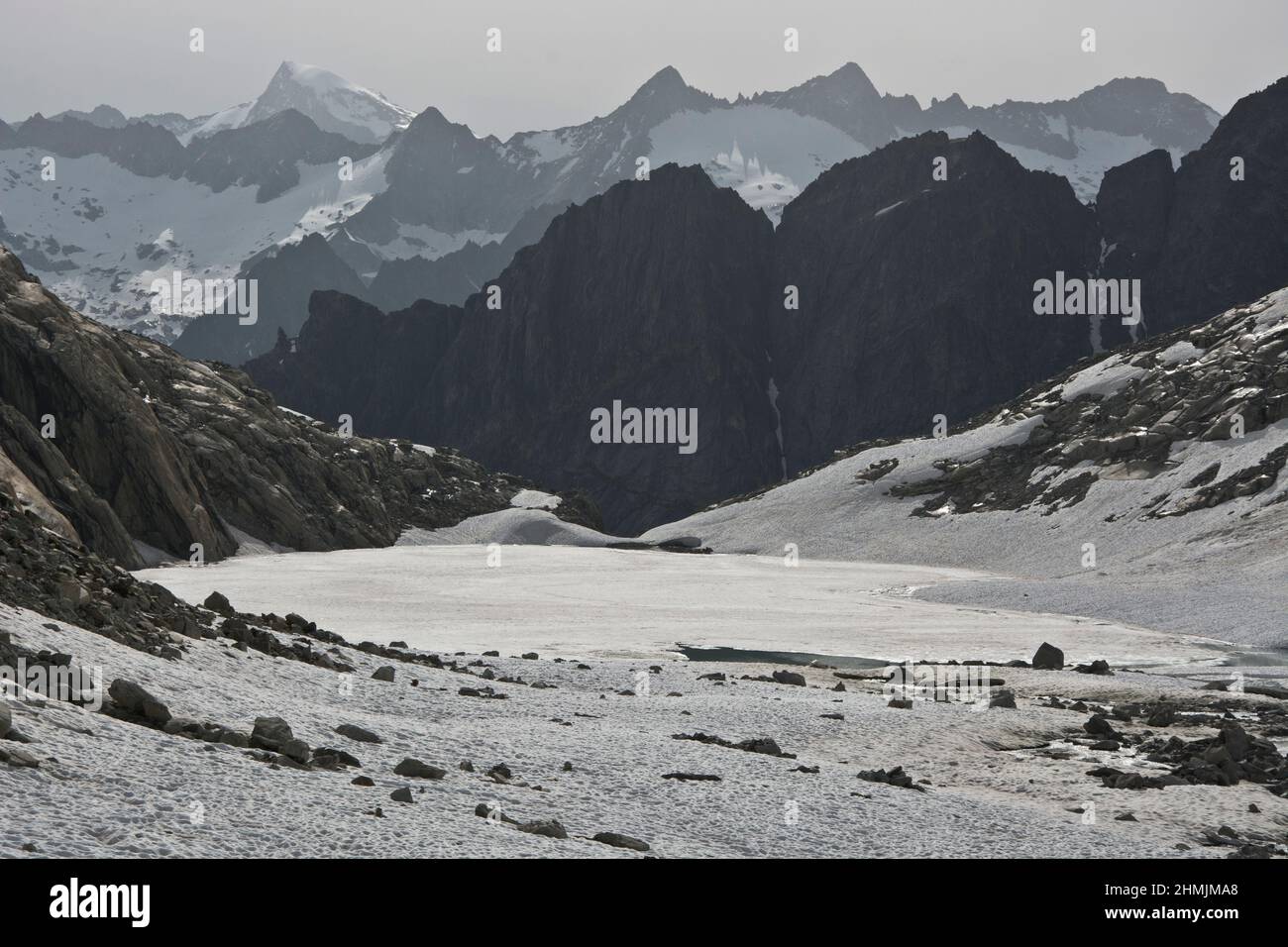 Der mit Schnee und Eis gefüllte Gruebensee im Berner Oberland Stock Photo