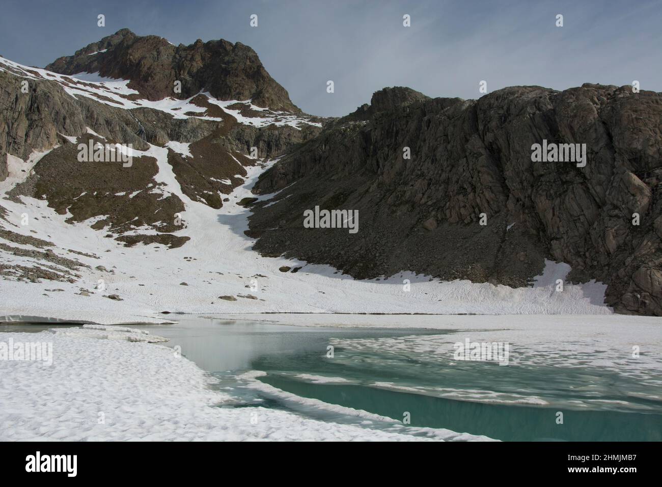 Der mit Schnee und Eis gefüllte Gruebensee im Berner Oberland Stock Photo