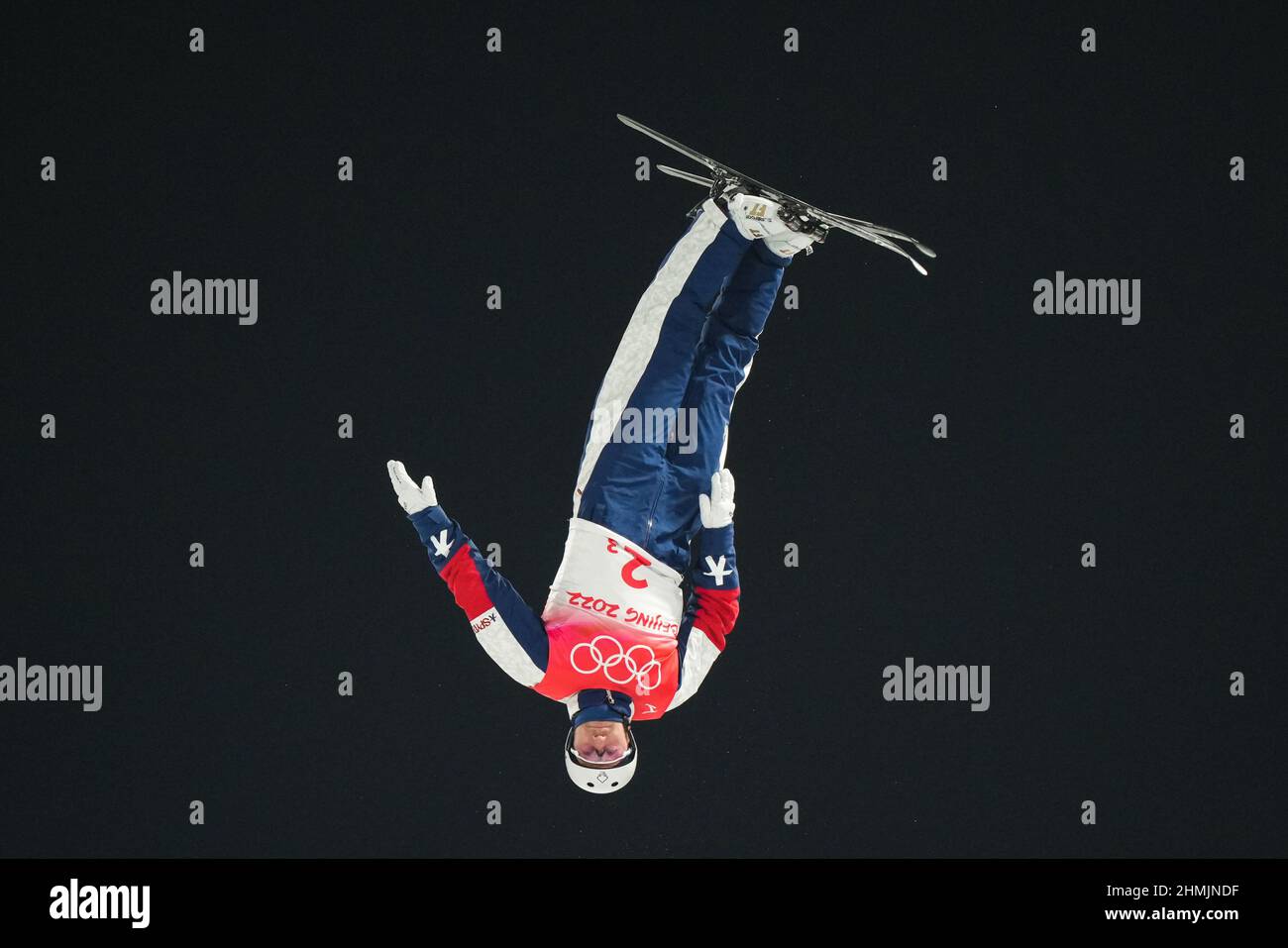 (220210) -- ZHANGJIAKOU, Feb. 10, 2022 (Xinhua) -- Justin Schoenefeld of the United States competes during the freestyle skiing mixed team aerials final at Genting Snow Park in Zhangjiakou, north China's Hebei Province, Feb. 10, 2022. (Xinhua/Xue Yubin) Stock Photo