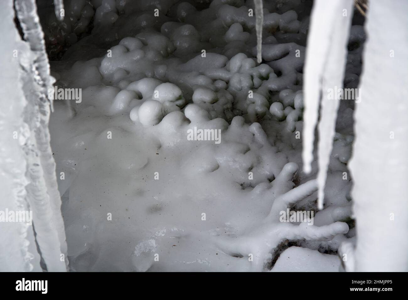 Zahlreiche Eiszapfen an einem Viadukt im Lützeltal an der Grenze zwischen der Schweiz und Frankreich Stock Photo