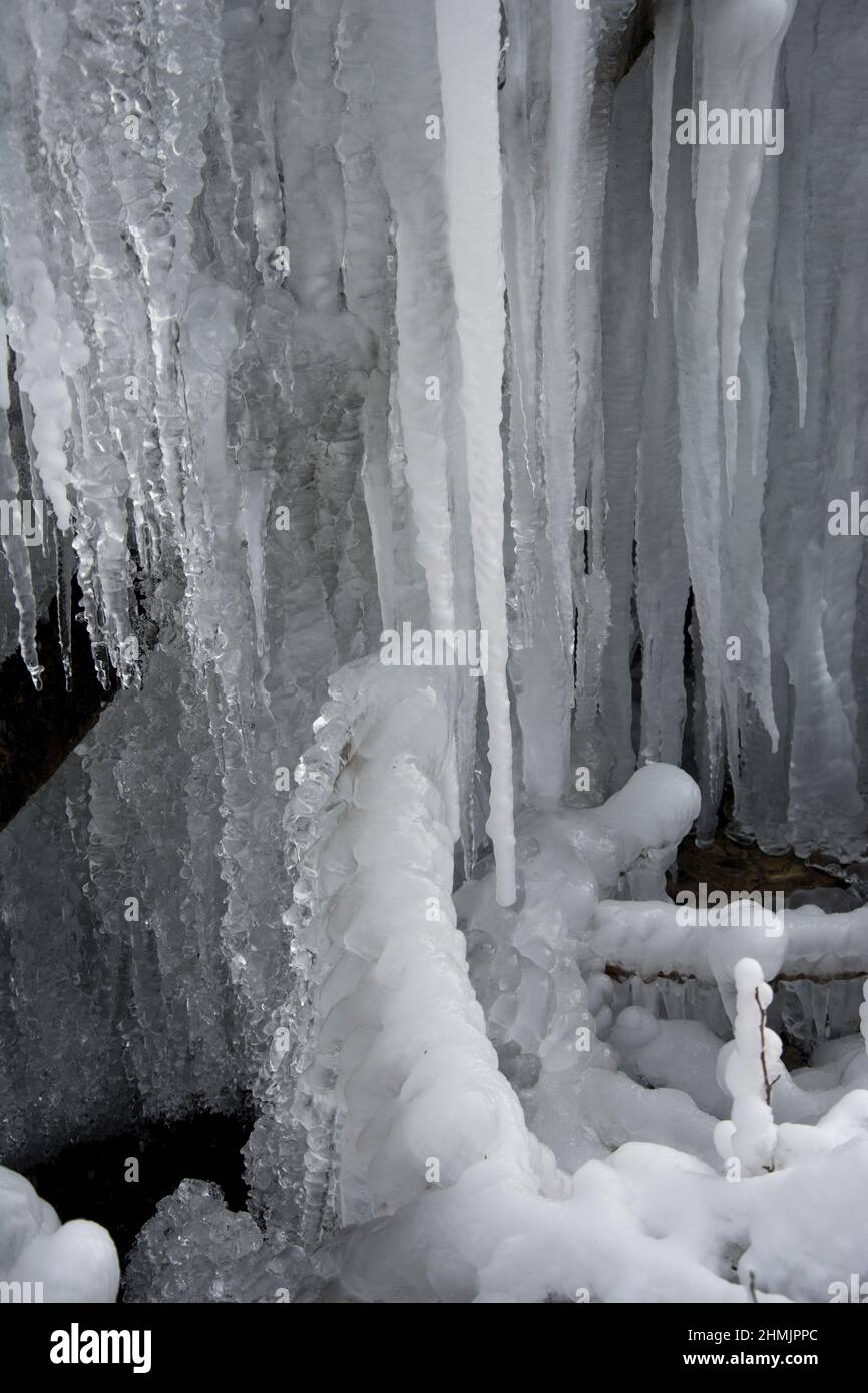 Zahlreiche Eiszapfen an einem Viadukt im Lützeltal an der Grenze zwischen der Schweiz und Frankreich Stock Photo