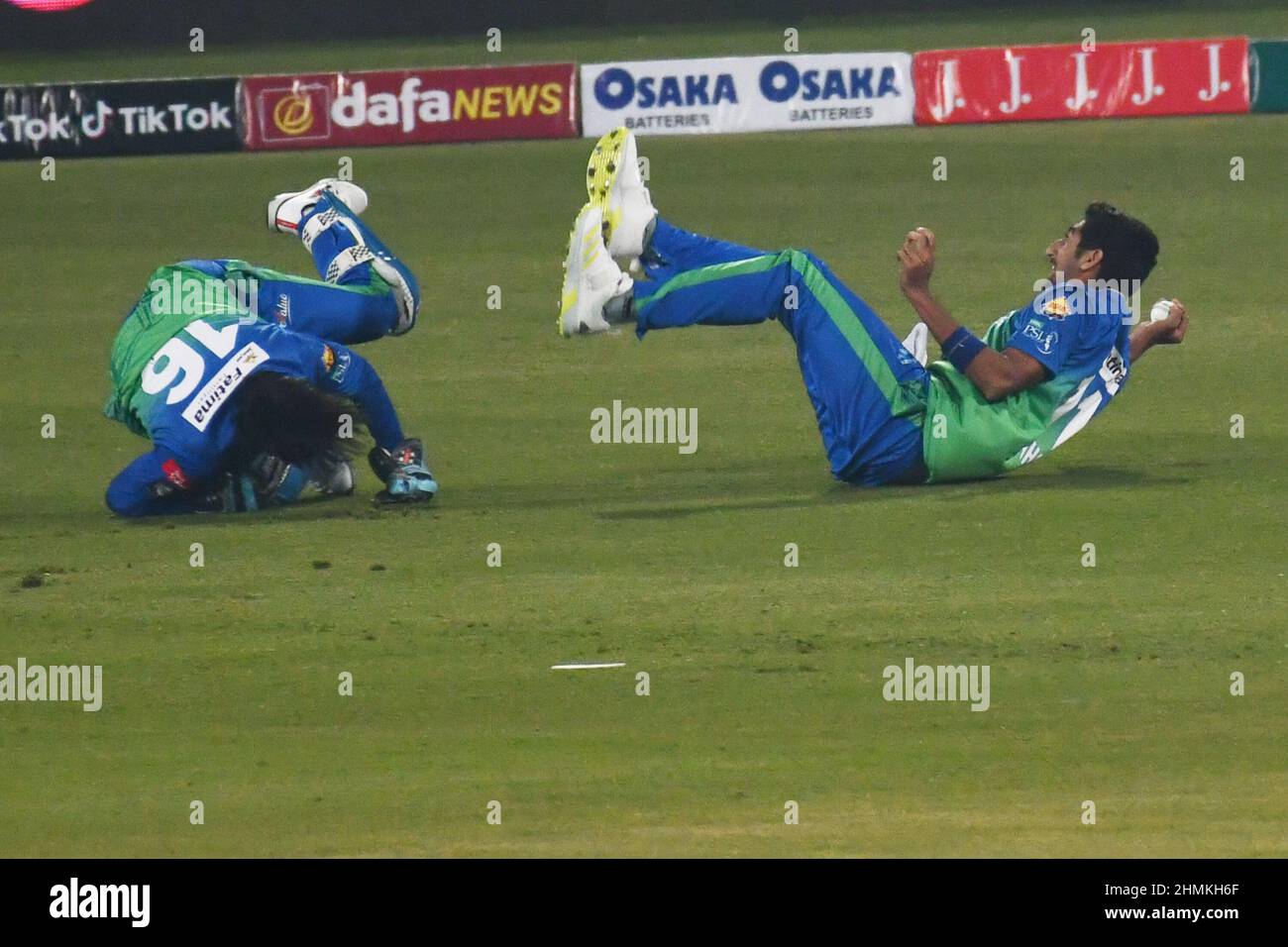 Lahore, Pakistan. 10th Feb, 2022. Players in action during the Pakistan Super League (PSL 7) Twenty20 cricket match between Peshawar Zalmi and Multan Sultan at Gaddafi Stadium in Lahore. Multan Sultan team won the match. (Photo by Rana Sajid Hussain/Pacific Press) Credit: Pacific Press Media Production Corp./Alamy Live News Stock Photo