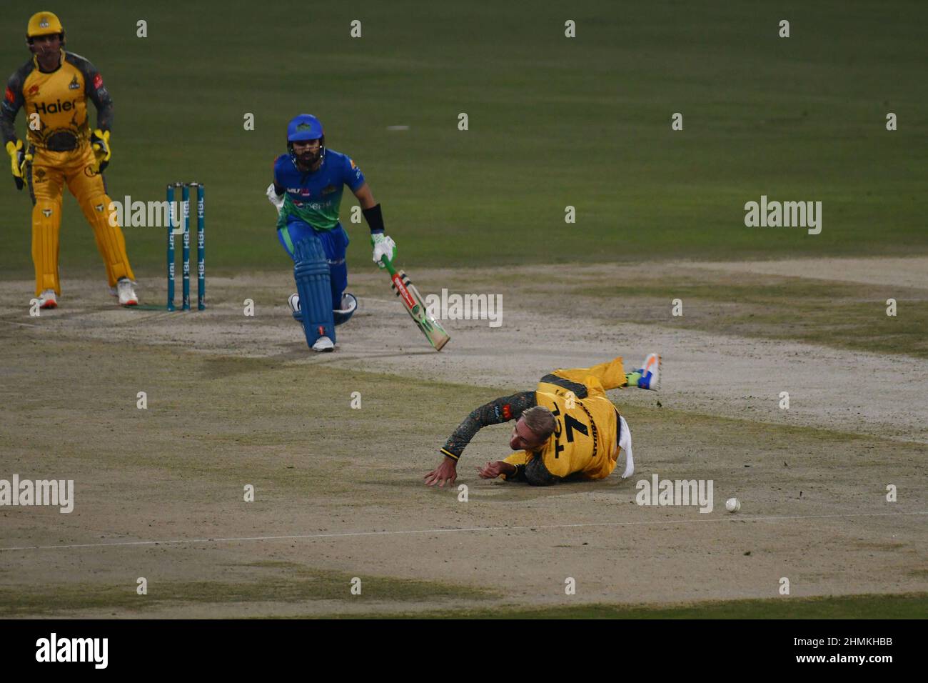 Lahore, Pakistan. 10th Feb, 2022. Players in action during the Pakistan Super League (PSL 7) Twenty20 cricket match between Peshawar Zalmi and Multan Sultan at Gaddafi Stadium in Lahore. Multan Sultan team won the match. (Photo by Rana Sajid Hussain/Pacific Press) Credit: Pacific Press Media Production Corp./Alamy Live News Stock Photo