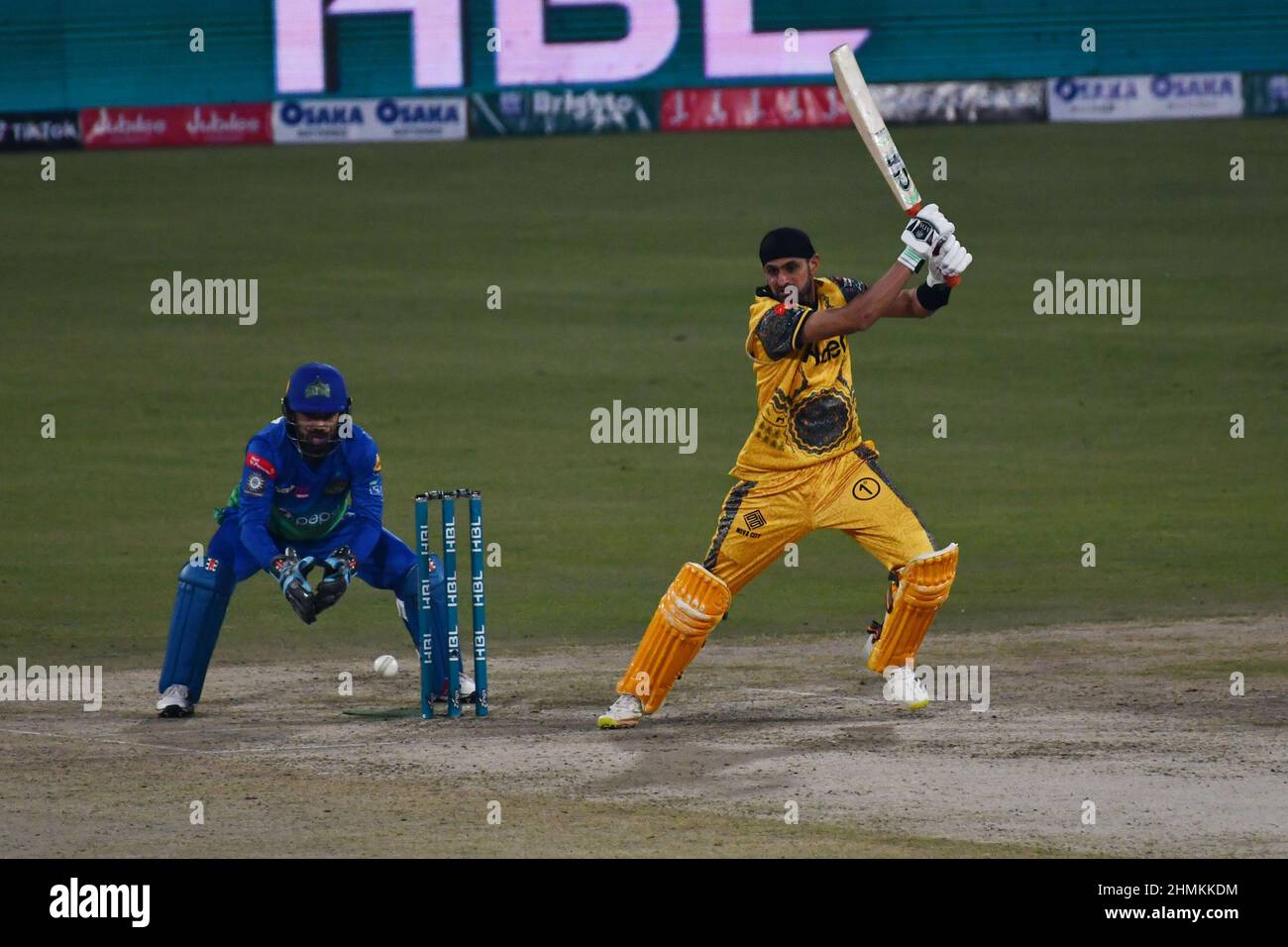 Lahore, Punjab, Pakistan. 10th Feb, 2022. Players in action during the Pakistan Super League (PSL 7) Twenty20 cricket match between Peshawar Zalmi and Multan Sultan at Gaddafi Stadium in Lahore. Multan Sultan team won the match. (Credit Image: © Rana Sajid Hussain/Pacific Press via ZUMA Press Wire) Stock Photo