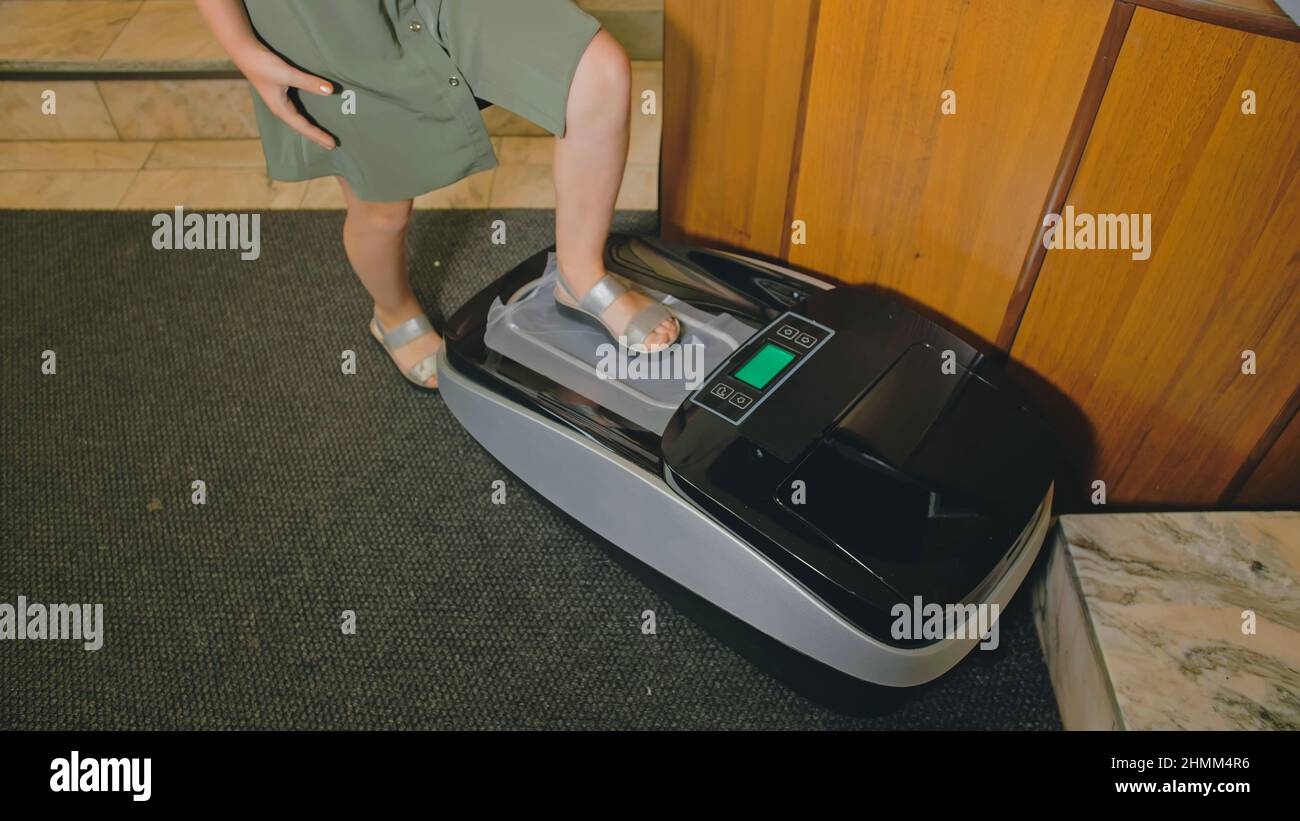 Automatic Thermal Shrinkable Shoe Cover Laminating Machine. Close up