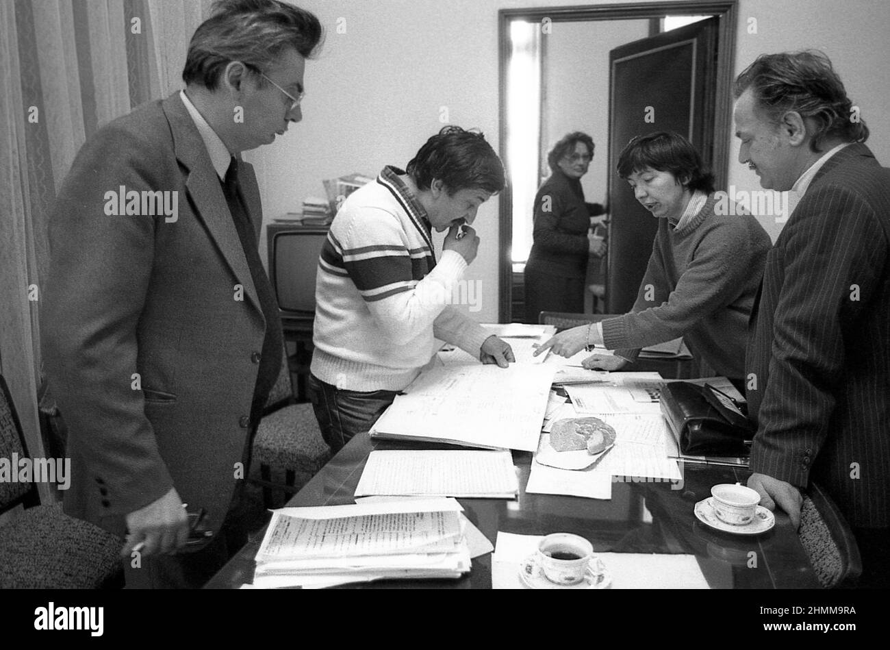 Bucharest, Romania, January 1990. Some of the main editors of the 'România Liberă' newspaper, right after the fall of communism. From left to right: Constantin Vrânceanu, Petre Mihai Bacanu, Florica Ichim, Tia Serbanescu & Anton Uncu. Stock Photo