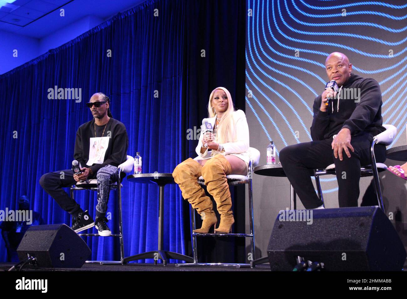 Los Angeles, Los Angeles. 11th Feb, 2022. Pepsi Super Bowl LVI Halftime  Show performers Snoop Dogg, Mary J. Blige and Dr. Dre stand with MJ  Acosta-Ruiz, and Nate Burleson after the Pepsi