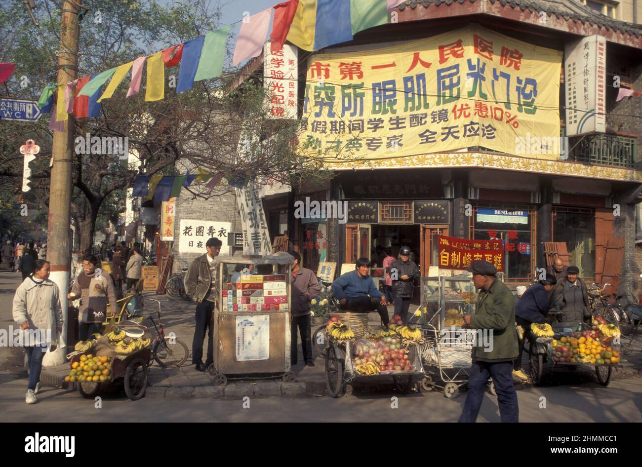 a Market in the City of Kaifeng in the Province of Henan in China.  China, Kaifeng, November, 1996 Stock Photo