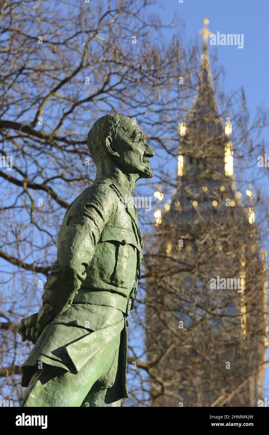 London, England, UK. Statue (1956; Jacob Epstein) of Field Marshal Jan Christian Smuts (1870-1950) in Parliament Square - restored 2017. Big Ben in th Stock Photo
