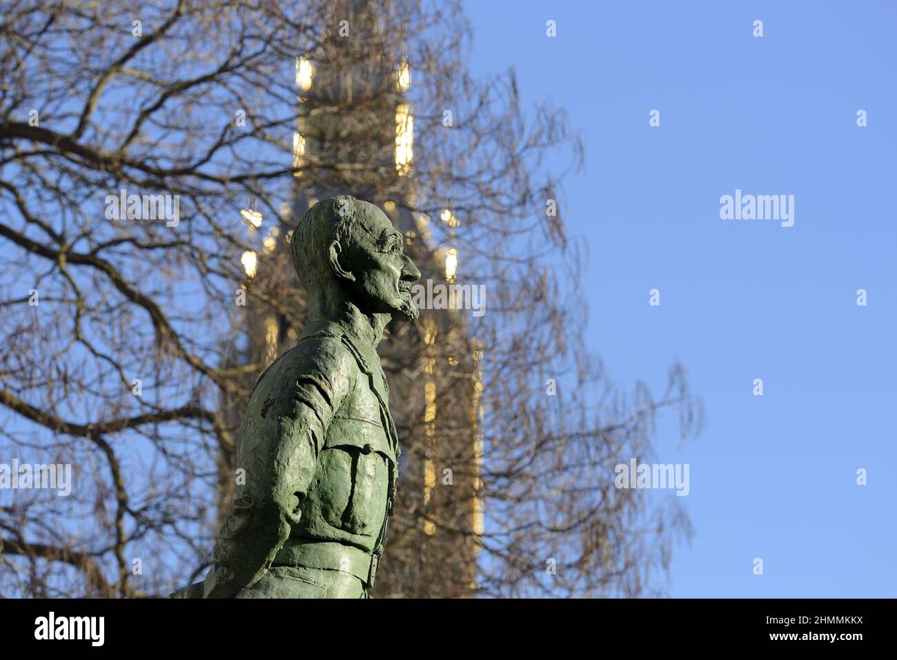 London, England, UK. Statue (1956; Jacob Epstein) of Field Marshal Jan Christian Smuts (1870-1950) in Parliament Square - restored 2017. Big Ben in th Stock Photo