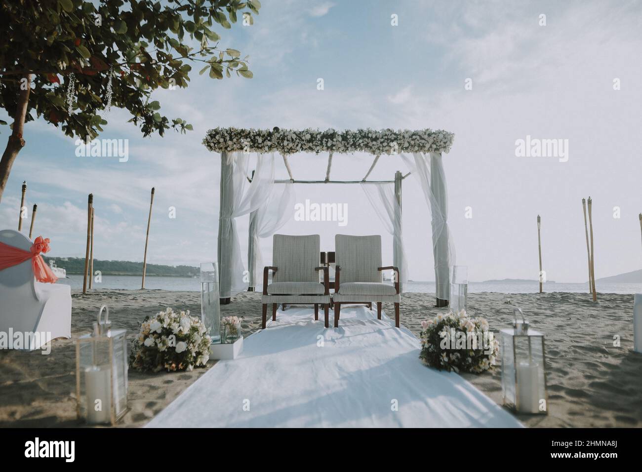 Arch two white chairs hi-res stock photography and images - Alamy