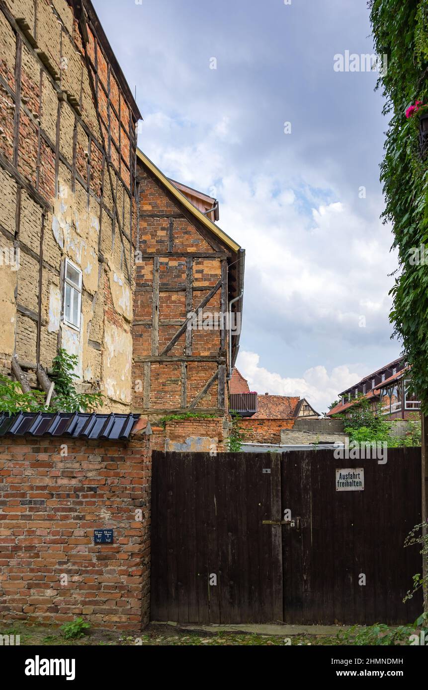 Quedlinburg, Saxony-Anhalt, Germany: Backyard atmosphere in Hohe Strasse, dilapidated historic half-timbered architecture, 16August 2017. Stock Photo