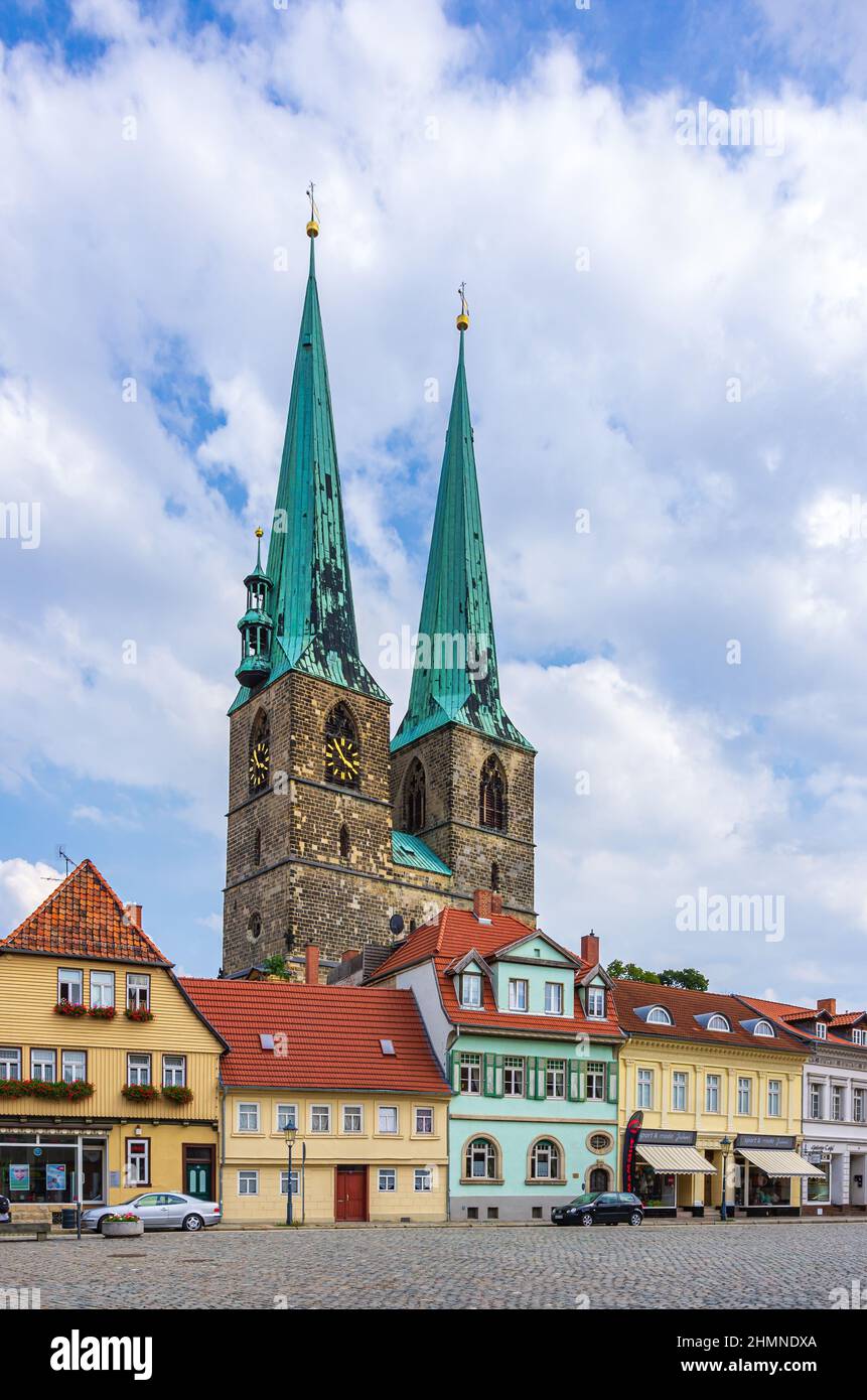 Quedlinburg, Saxony-Anhalt, Germany: Streetscape of Pölkenstrasse with a view of the parish church of St. Nikolai's in the historic New Town. Stock Photo
