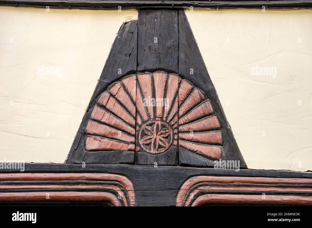 Quedlinburg, Saxony-Anhalt, Germany: Carved fan rosette on the half-timbering of a historic building in Hölle lane. Stock Photo