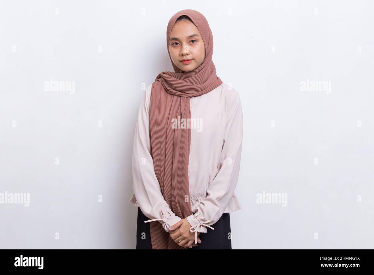 Young asian muslim woman in head scarf smile with arms crossed on white ...