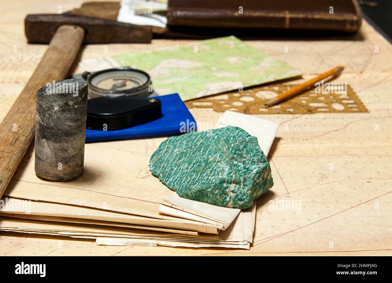 Geological fieldwork tools map - Geological Fieldwork Tools Map Case Geological Hammer Compass Magnifying Glass Drill Core Rock Samples Topographic And Geological Maps 2HMPJ4G 