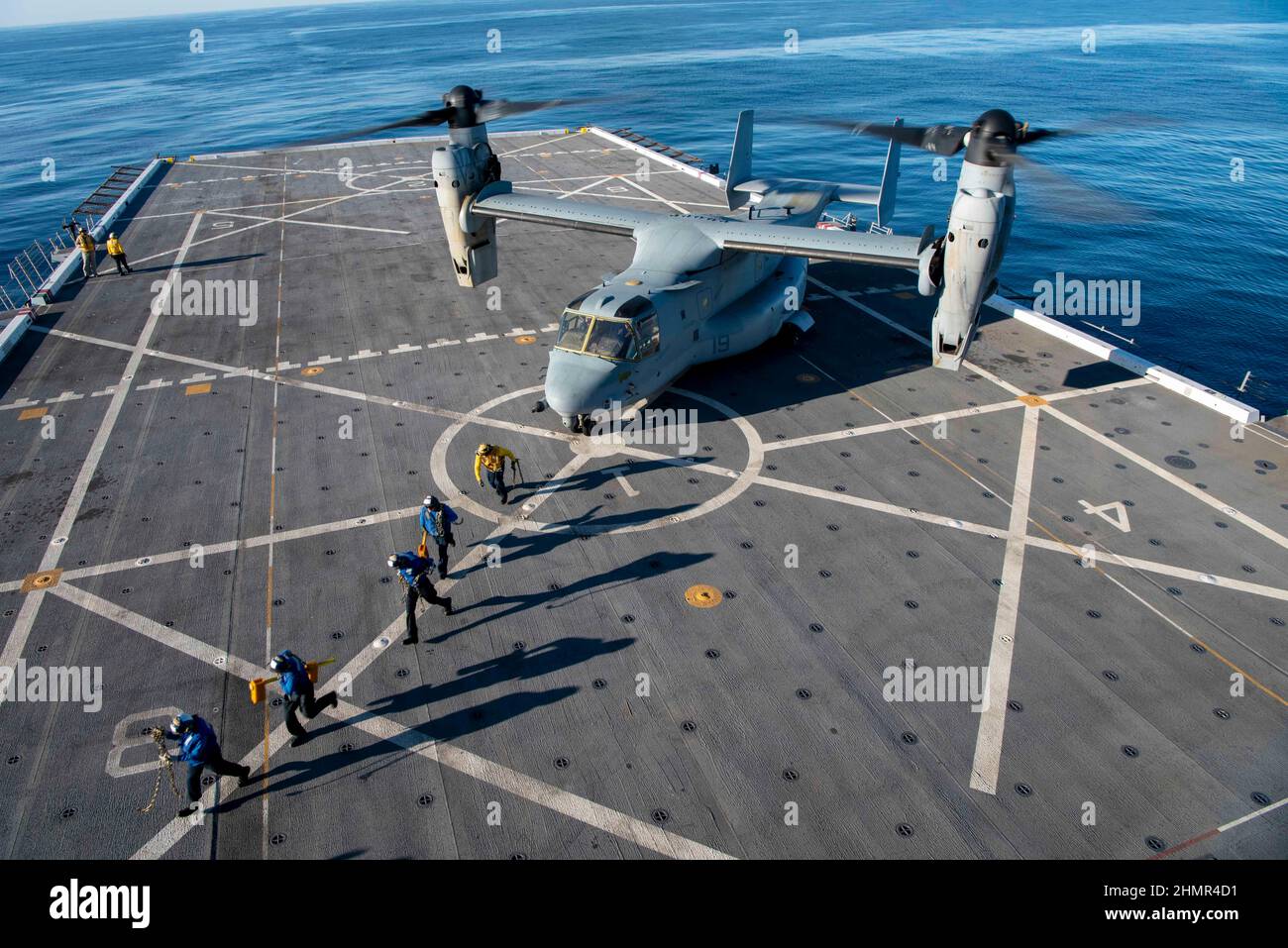 20220203-N-WY048-1201    PACIFIC OCEAN (Feb. 3, 2022) – Sailors assigned to amphibious transport dock ship USS Anchorage (LPD 23) chock and chain an MV-22 Osprey, assigned to Marine Medium Tiltrotor Squadron (VMM) 362, on the ship’s flight deck, Feb. 3. Anchorage is underway conducting routine operations in U.S. 3rd Fleet. (U.S. Navy Photo by Mass Communication Specialist 2nd Class Hector Carrera) Stock Photo