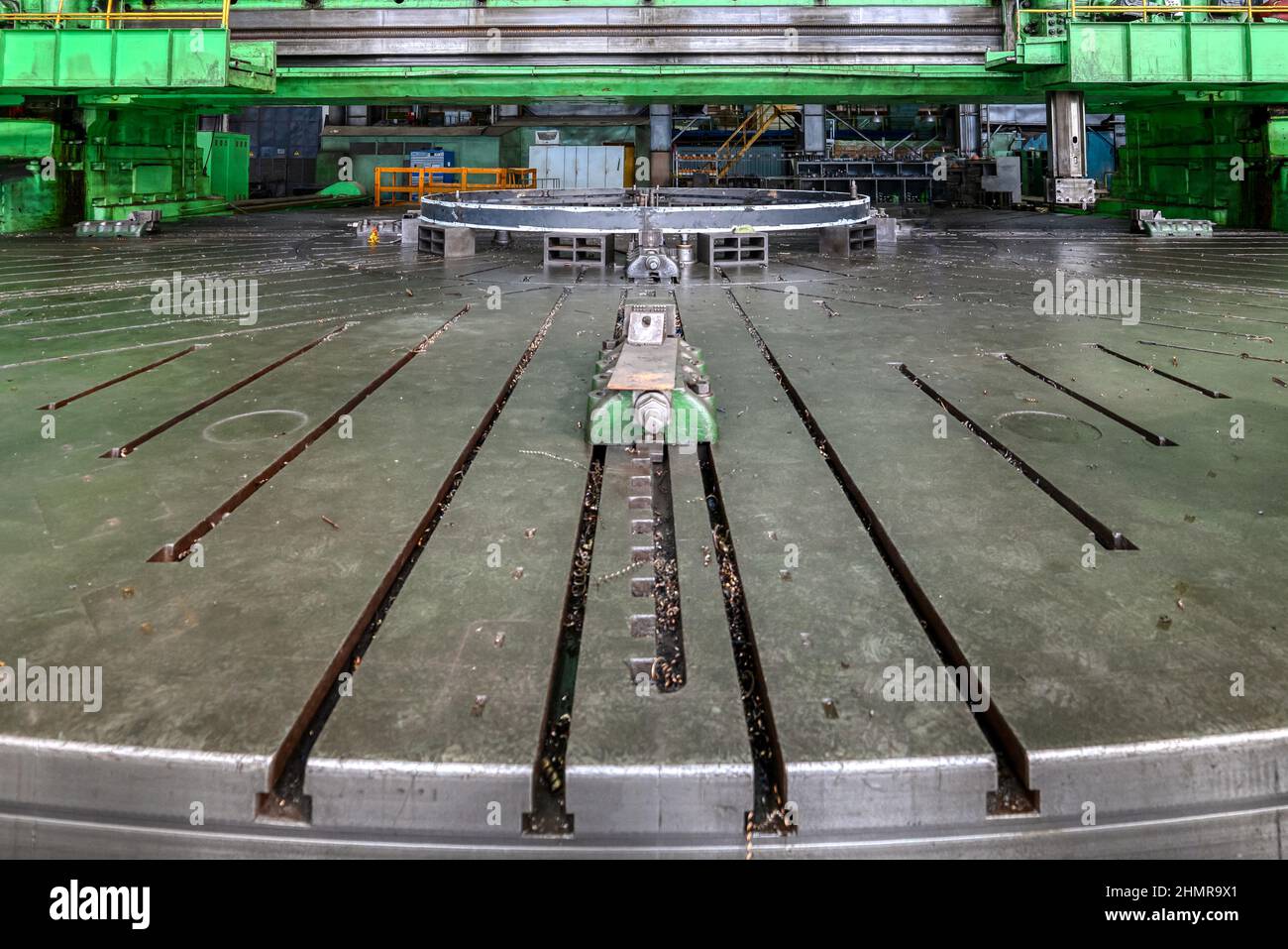 Mechanism of vertical turning lathe machine tool at plant Stock Photo