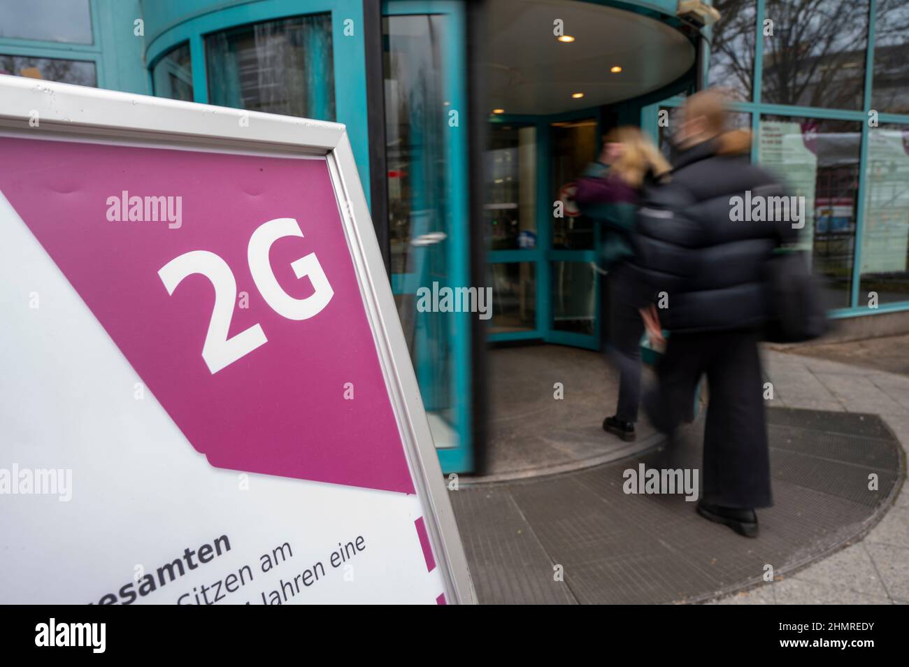 Berlin, Germany. 10th Feb, 2022. At the entrance to the Zentral- und Landesbibliothek Berlin (ZLB) - Amerika-Gedenkbibliothek is a sign that reads 2G. Credit: Christophe Gateau/dpa/Alamy Live News Stock Photo