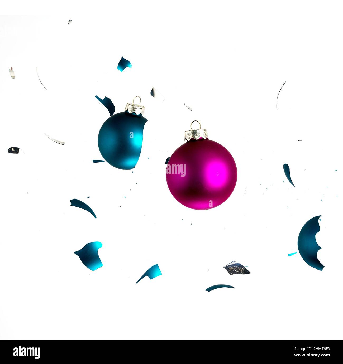 Zwei weihnachtskugeln prallen aufeinander. Erstellt im Studio mit einer 5D mark II. Stock Photo