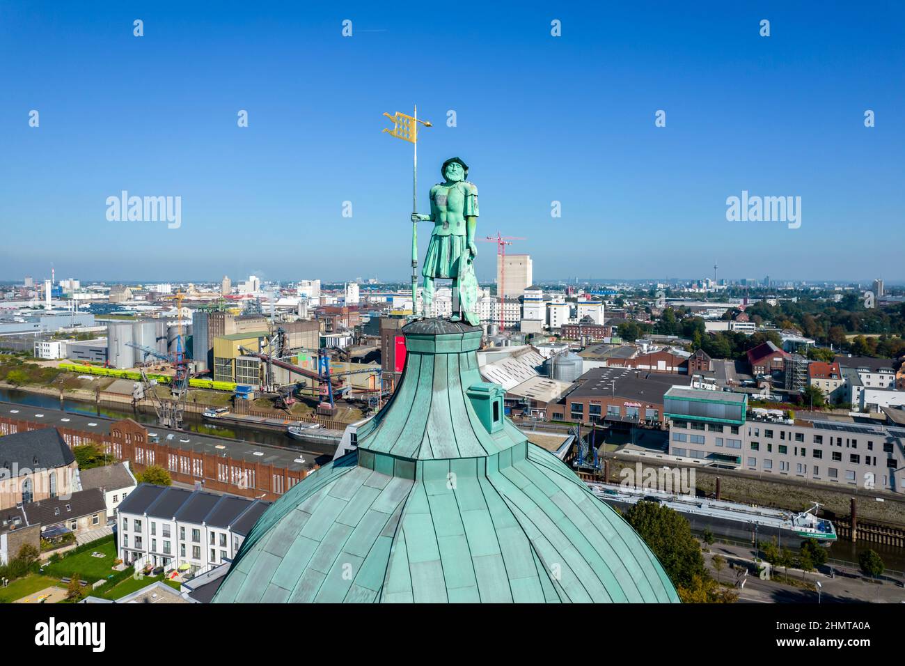 Deutschland, Neuss, Quirinus Dom und Hafenbecken Stock Photo