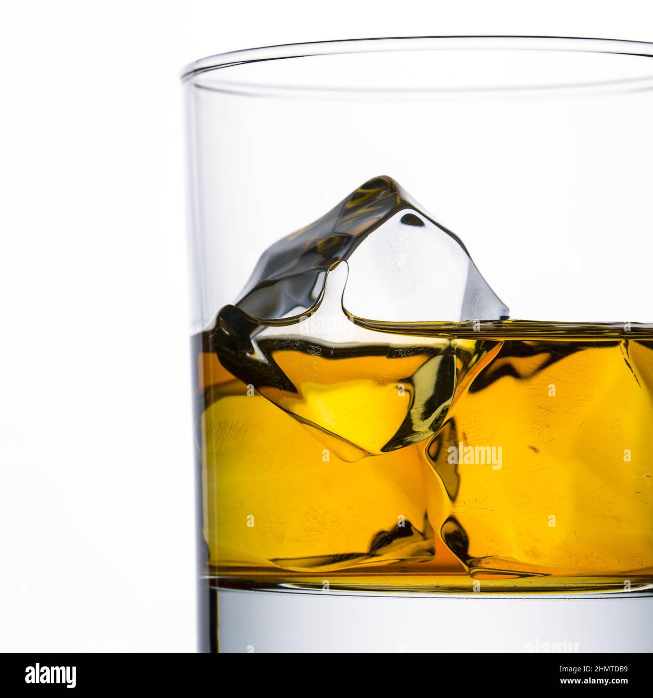 Whisky glas mit eis würfeln Stock Photo - Alamy