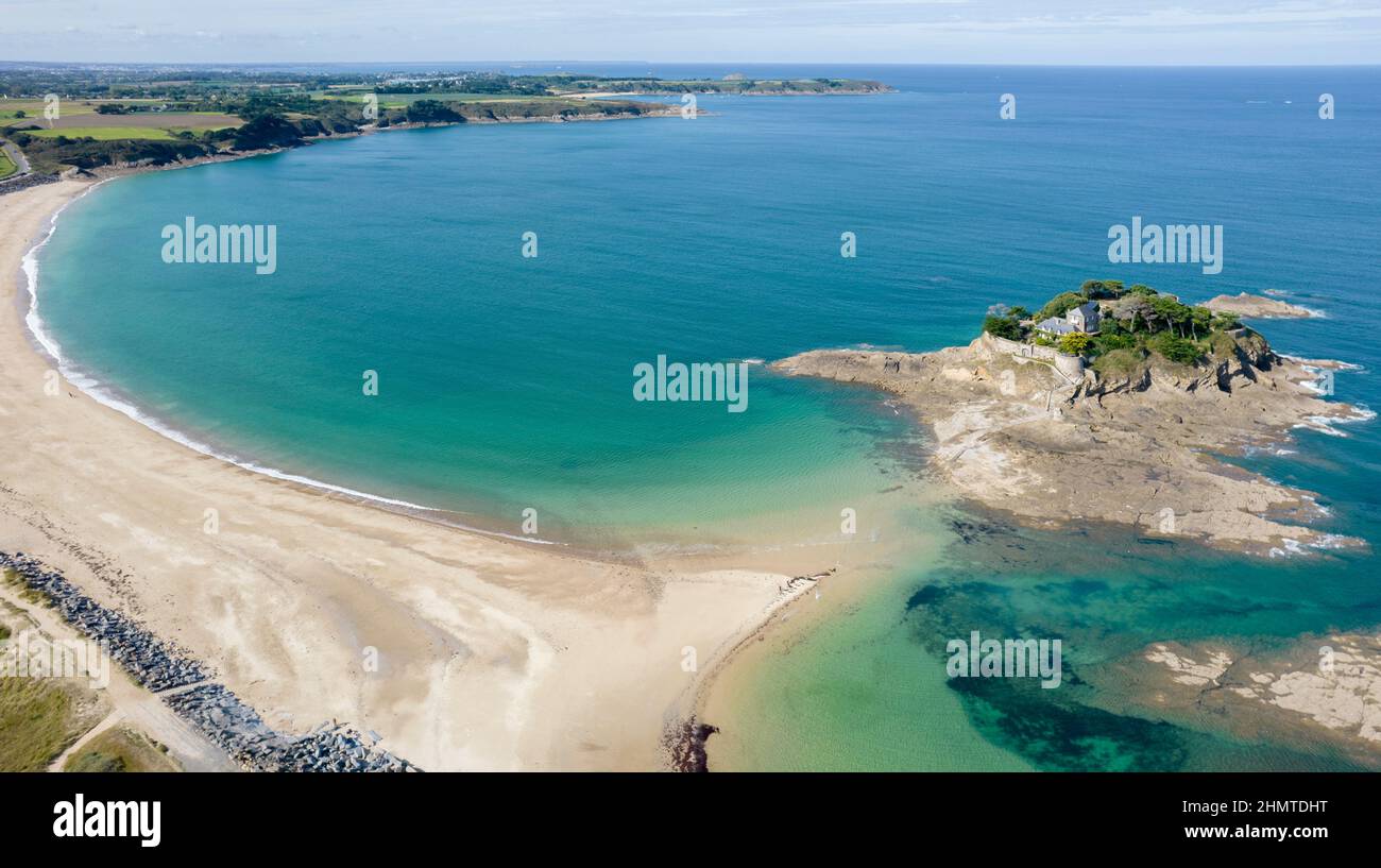 France, Département Ille-et-Vilaine, Cote d'Emeraude (Emerald Coast), Cancale Plage du Guesclin (aerial view) Stock Photo