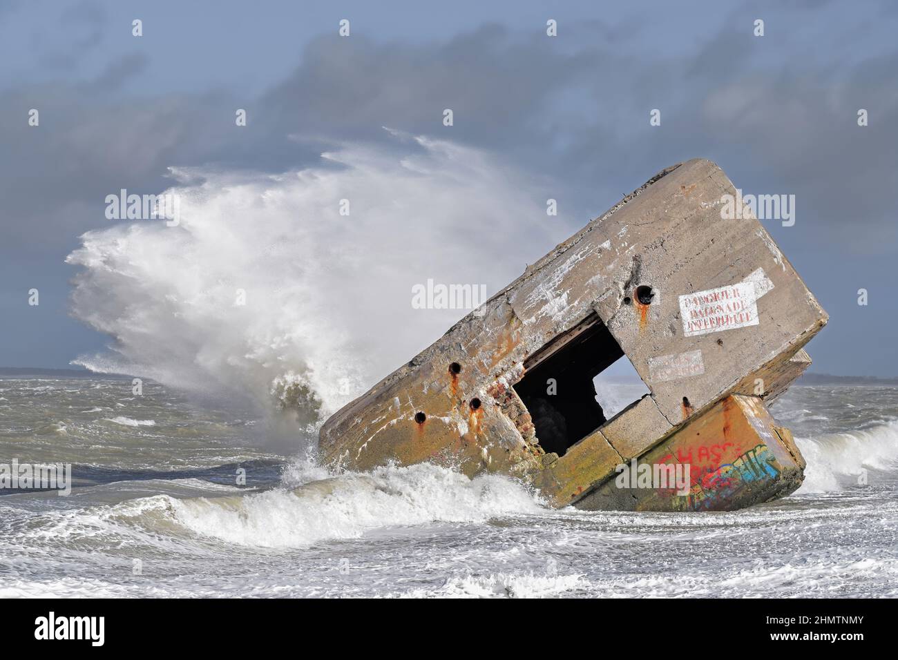 Le blockhaus du Hourdel dans la tempête, vagues géantes sur le monstre de béton. Stock Photo