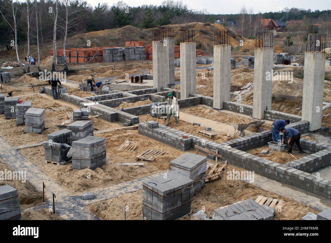 Ostrzeszów Poland, Polen, Polska; Workers working on the foundations of the building.Arbeiter arbeiten an den Fundamenten des Gebäudes. Murarze murują Stock Photo