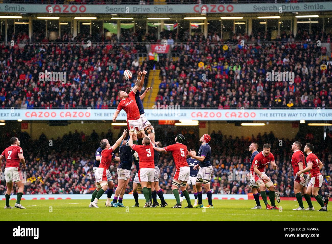 Principality stadium rugby crowd hi-res stock photography and images ...