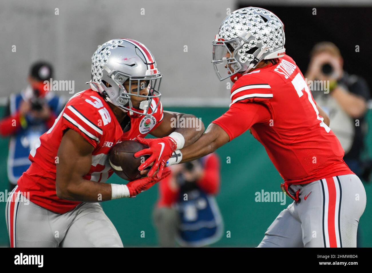 Ohio State Buckeyes quarterback C.J. Stroud (7) hands the ball to running back TreVeyon Henderson (32) during the Rose Bowl game against the Utah Utes Stock Photo
