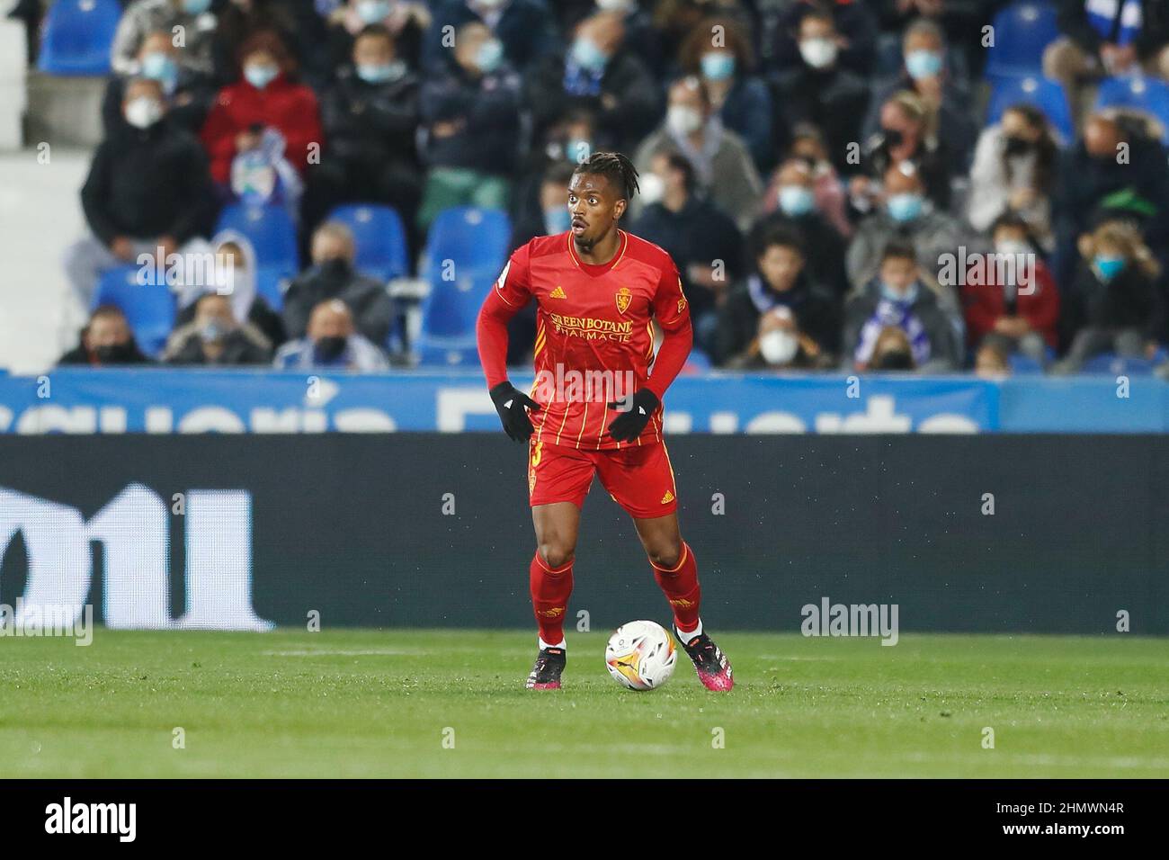 Jogador amador de futebol chuta uma bola Stock Photo - Alamy