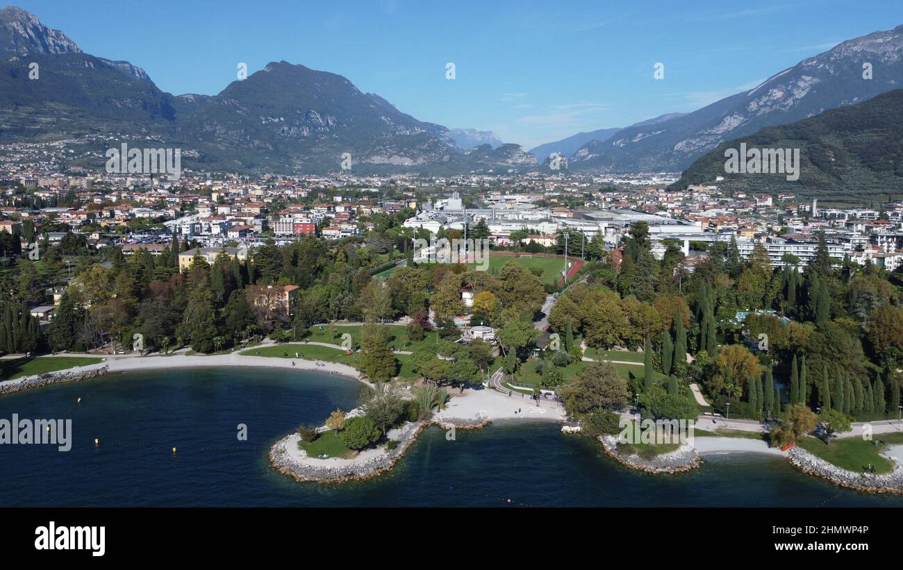 Riva del Garda is called “the jewel of Lake Garda”. Lemon trees, palm trees as well as bay trees 
