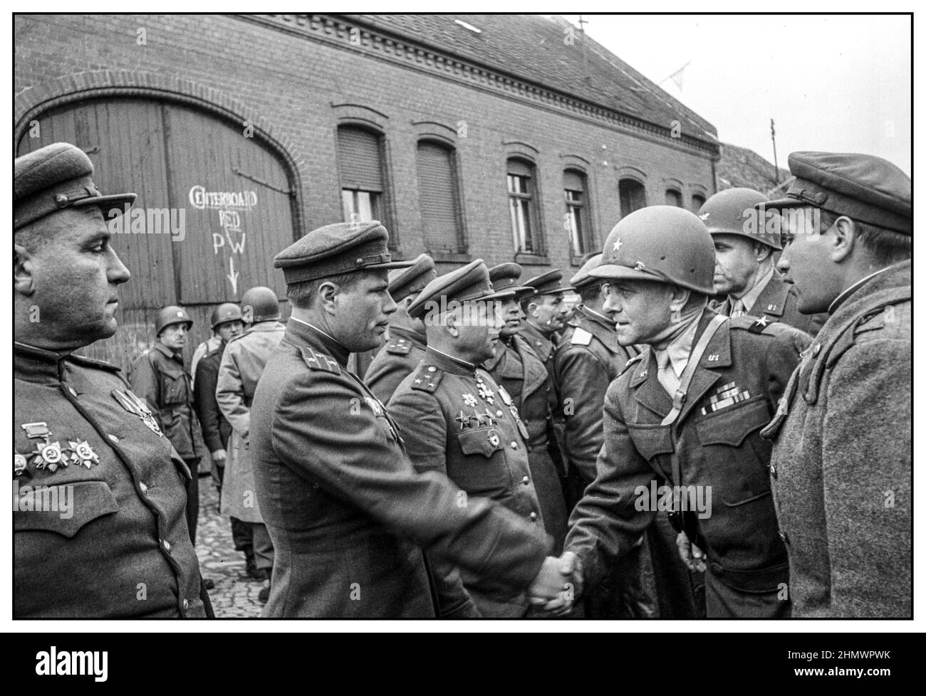 WW2 East meets West with Soviet Army shaking hands with US Army Stock Photo