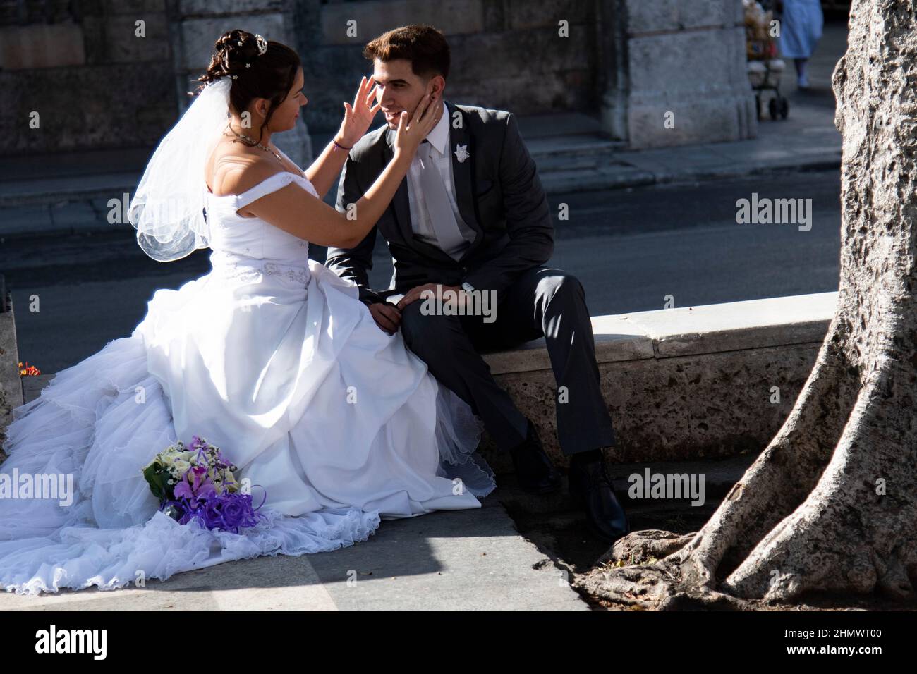 Young Cuban couple getting married in Havana, Cuba Stock Photo Alamy