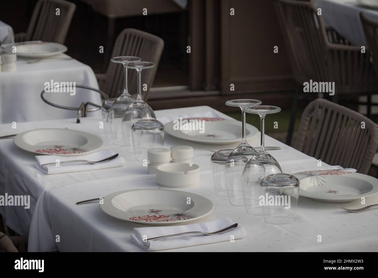 outdoor restaurant table Stock Photo Alamy