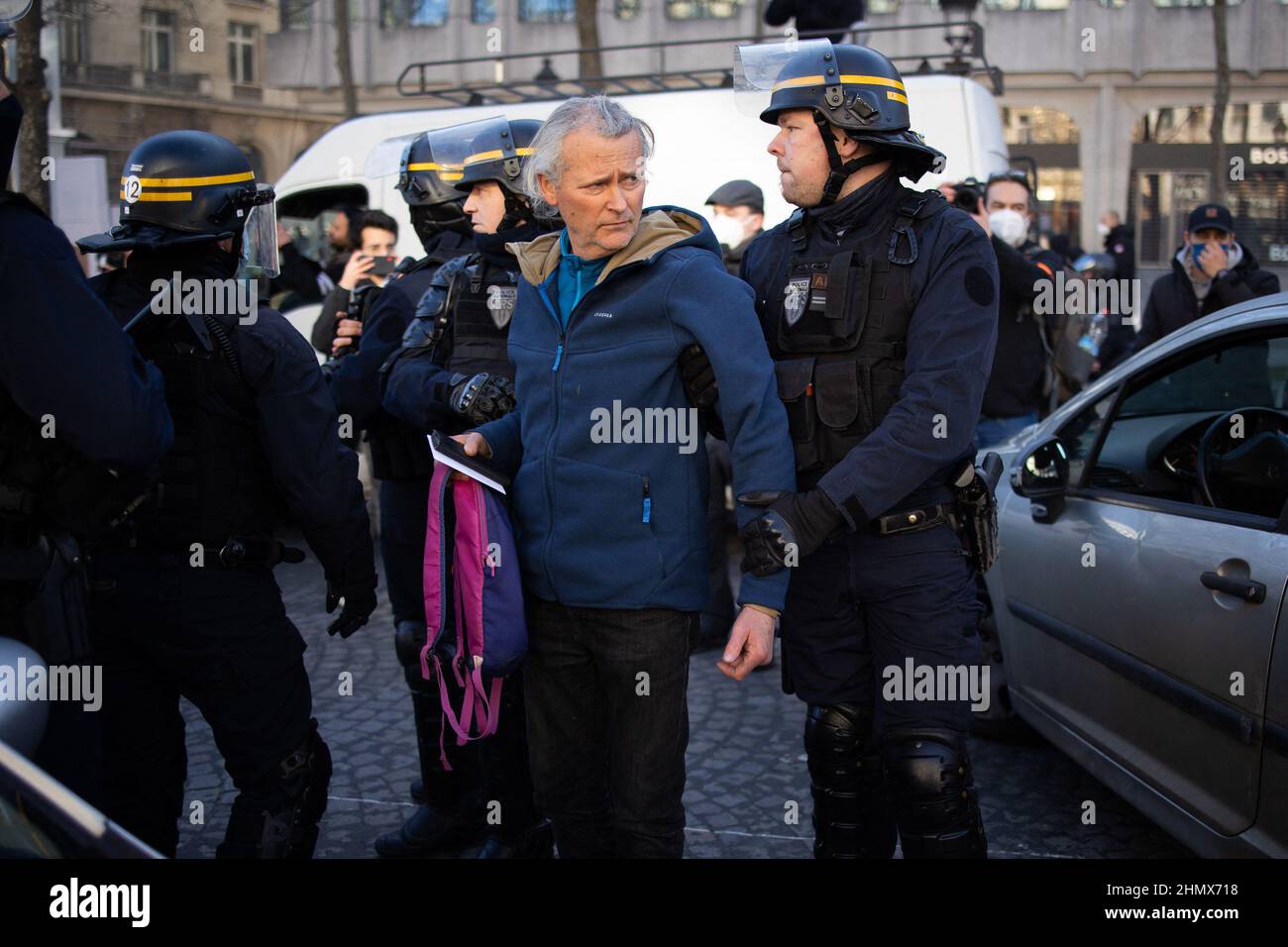 Police forces detain protesters of the Convoi de la liberte cars on the ...