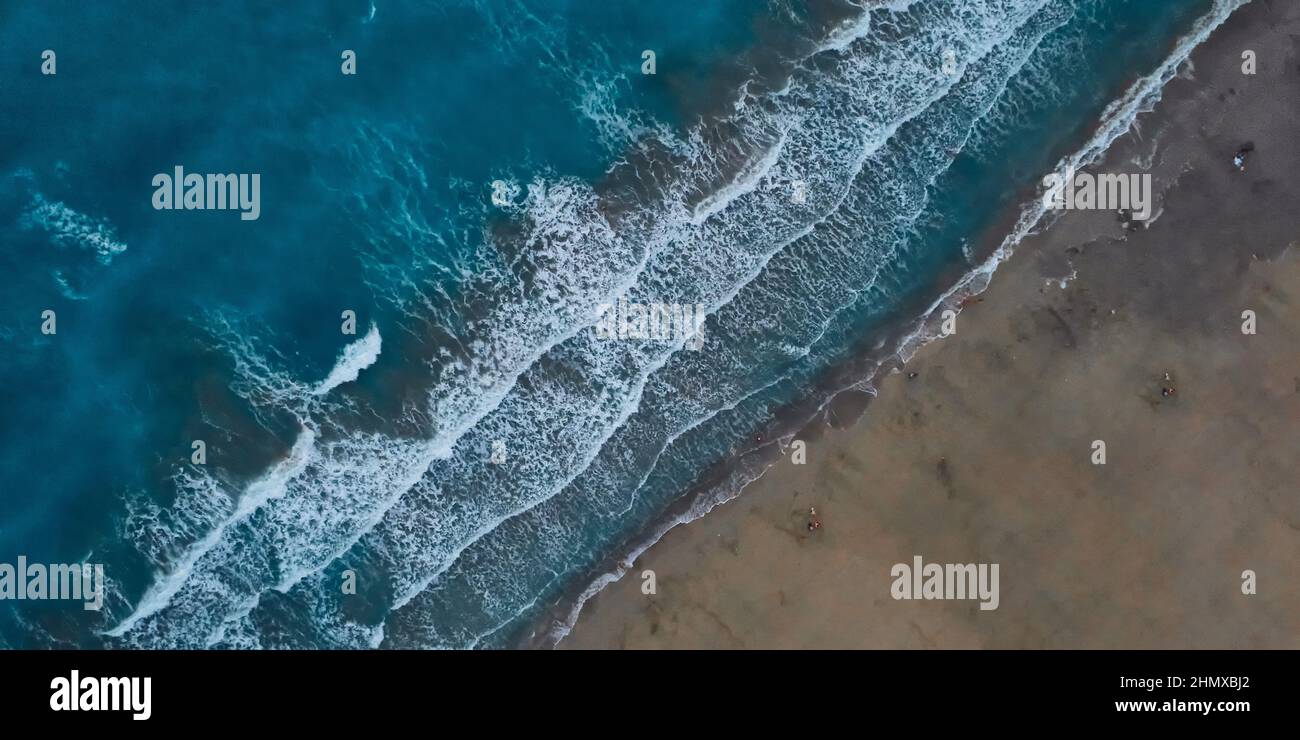 Sandy beach turquoise ocean waves hi-res stock photography and images ...